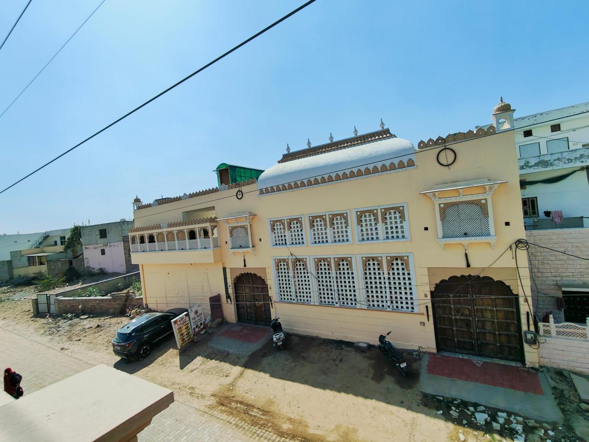 Garh Madan Heritage Guest And Restaurant Homestay *